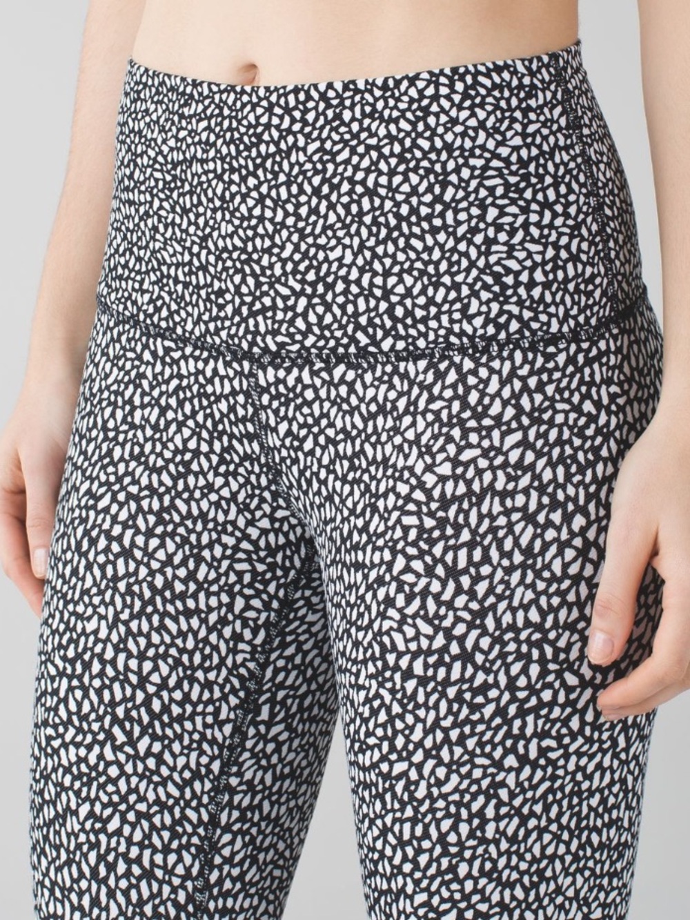 Lululemon Wunder Under Crop (Hi-Rise)
Miss Mosaic Black size 8 - Picture 5 of 9